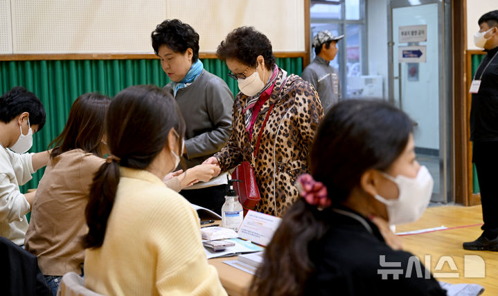 [영광=뉴시스] 김혜인 기자 = 영광군수 재선거 투표날인 16일 오전 전남 영광군 영광읍 제2투표소인 영광공업고등학교에서 군민들이 투표하고 있다. 2024.10.16. hyein0342@newsis.com