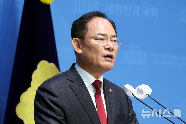 [서울=뉴시스] 조성봉 기자 = 임종득 국민의힘 의원이16일 오전 서울 여의도 국회 소통관에서 열린 '북한의 경의선과 동해선 도로, 철도폭파 규탄 기자회견'에서 발언을 하고 있다. 2024.10.16. suncho21@newsis.com