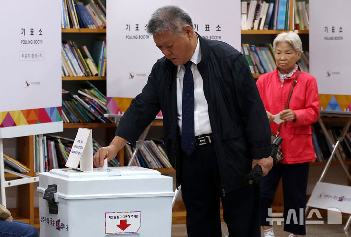 [서울=뉴시스] 추상철 기자 =  10.16 서울시교육감 보궐선거일인 16일 오전 서울 구로구 구로아트밸리 예술극장에 마련된 구로5동 제4투표소에서 유권자가 소중한 한표를 행사하고 있다. 2024.10.16. scchoo@newsis.com