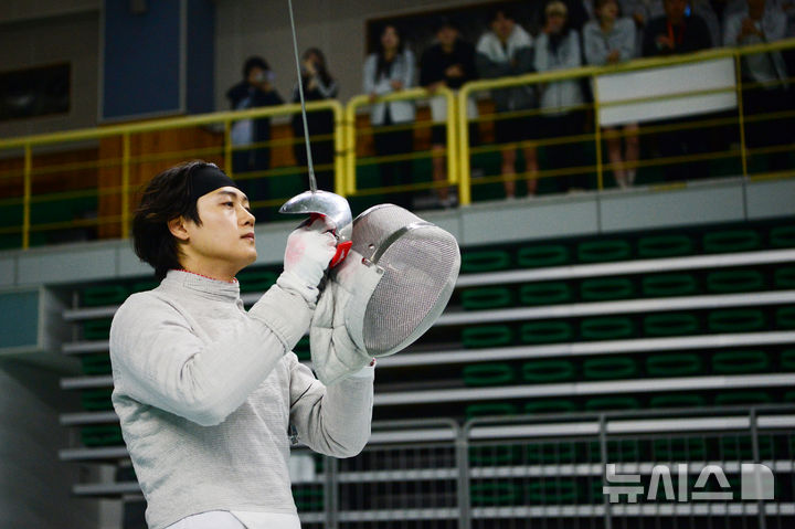[남해=뉴시스] 차용현 기자 = 지난해 10월16일 오전 경남 남해실내체육관에서 열린 제105회 전국체육대회 남자 사브르 단체 결승전에 대전 대표로 출전한 오상욱 선수(왼쪽)가 대구 대표와 경기를 치르고 있다. 이날 대전은 대구를 45-27로 누르고 금메달을 차지했다. 2024.10.16. con@newsis.com