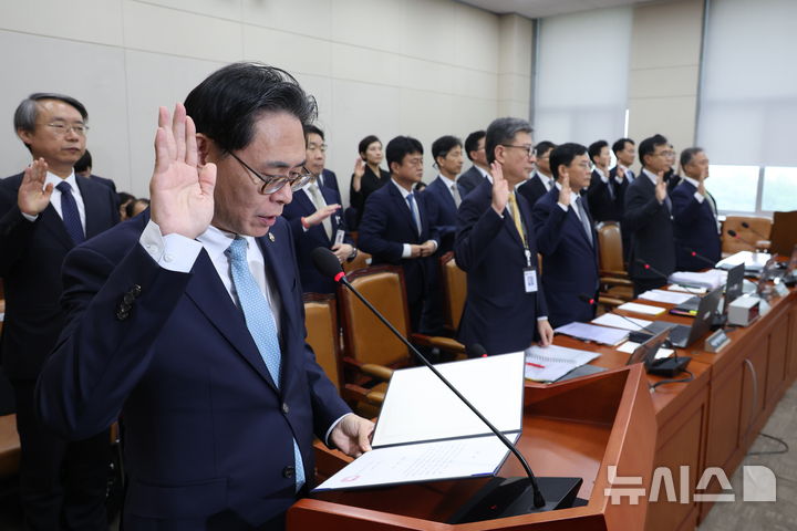 [서울=뉴시스] 고승민 기자 = 강민수 국세청장이 16일 서울 여의도 국회에서 열린 기획재정위원회의 국세청 등 4개 기관 국정감사에서 증인선서를 하고 있다. 2024.10.16. kkssmm99@newsis.com