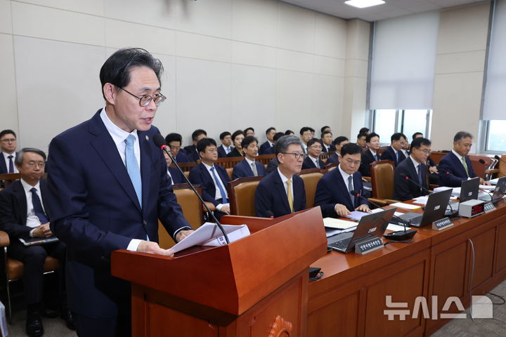 [서울=뉴시스] 고승민 기자 = 강민수 국세청장이 16일 서울 여의도 국회에서 열린 기획재정위원회의 국세청 등 4개 기관 국정감사에서 업무보고를 하고 있다. 2024.10.16. kkssmm99@newsis.com