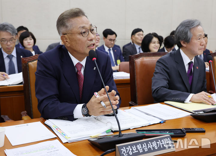 [서울=뉴시스] 조성우 기자 = 강중구(왼쪽) 건강보험심사평가원 원장이 16일 오전 서울 여의도 국회에서 열린 보건복지위원회의 국민건강보험공단, 건강보험심사평가원에 대한 국정감사에서 의원 질문에 답변하고 있다. 오른쪽은 정기석 국민건강보험공단 이사장. 2024.10.16. xconfind@newsis.com