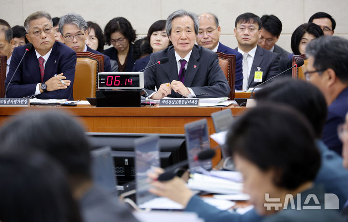 [서울=뉴시스] 조성우 기자 = 정기석(앞줄 오른쪽) 국민건강보험공단 이사장이 16일 오전 서울 여의도 국회에서 열린 보건복지위원회의 국민건강보험공단, 건강보험심사평가원에 대한 국정감사에서 의원 질문에 답변하고 있다. 왼쪽은 강중구 건강보험심사평가원 원장. 2024.10.16. xconfind@newsis.com