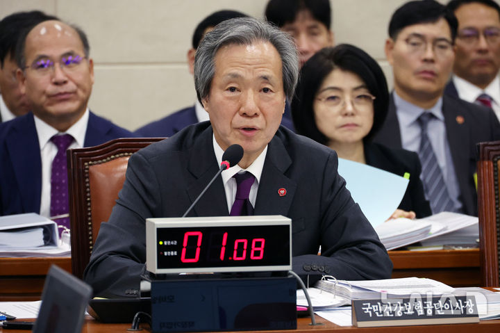 [서울=뉴시스] 조성우 기자 = 정기석 국민건강보험공단 이사장이 16일 오전 서울 여의도 국회에서 열린 보건복지위원회의 국민건강보험공단, 건강보험심사평가원에 대한 국정감사에서 발언하고 있다. 2024.10.16. xconfind@newsis.com