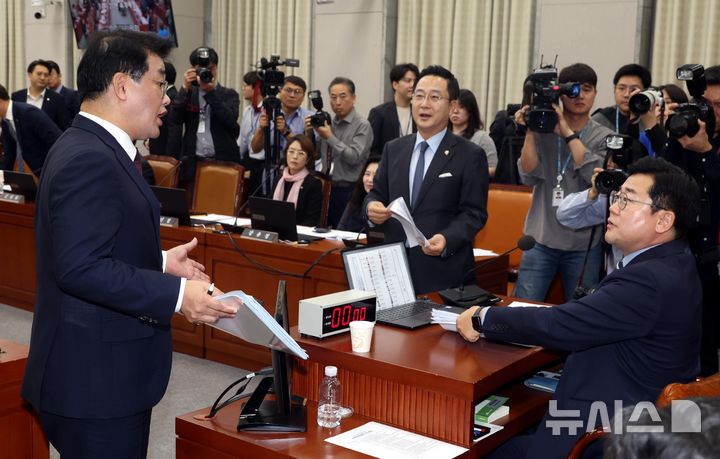 [서울=뉴시스] 조성봉 기자 = 배준영 국회 운영위 국민의힘 간사가 16일 오전 서울 여의도 국회에서 열린 운영위원회 전체회의에서 국정감사 증인 채택과 관련해 박찬대 국회 운영위원장과 박성준 더불어민주당 간사에게 항의를 하고 있다.  2024.10.16. suncho21@newsis.com