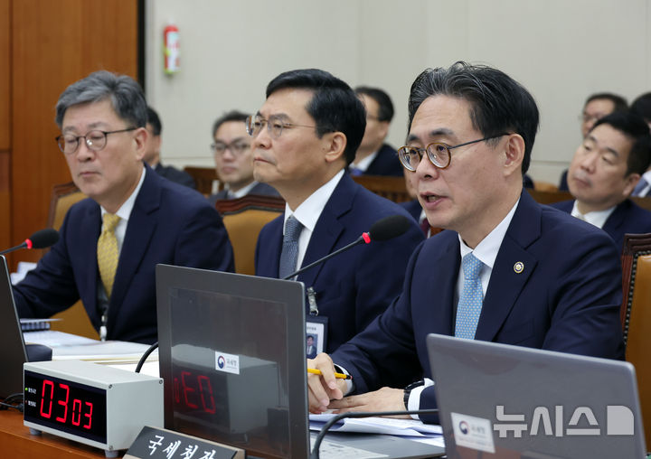 [서울=뉴시스] 고승민 기자 = 강민수 국세청장이 16일 서울 여의도 국회에서 열린 기획재정위원회의 국세청 등 4개 기관 국정감사에서 의원 질의에 답하고 있다. 2024.10.16. kkssmm99@newsis.com