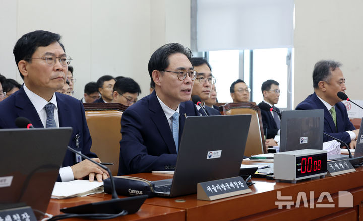 [서울=뉴시스] 고승민 기자 = 강민수 국세청장이 16일 서울 여의도 국회에서 열린 기획재정위원회의 국세청 등 4개 기관 국정감사에서 의원 질의에 답하고 있다. 2024.10.16. kkssmm99@newsis.com