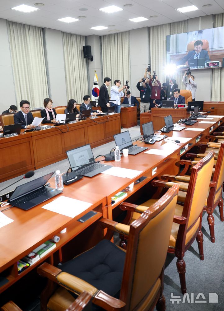 [서울=뉴시스] 조성봉 기자 = 박찬대 국회 운영위원장이 16일 오전 서울 여의도 국회에서 열린 운영위원회 전체회의에서 김건희 여사, 명태균 씨 등 국정감사 증인 채택 가결을 선언하고 있다.  2024.10.16. suncho21@newsis.com