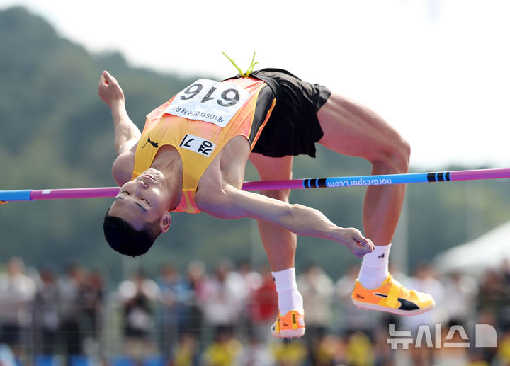 [김해=뉴시스] 김명년 기자 = 14일 오후 경남 김해시 김해종합운동장에서 열린 제105회 전국체육대회 남자 높이뛰기 결선에서 우상혁(경기)이 2.21m를 성공시키고 있다. 2024.10.16. kmn@newsis.com