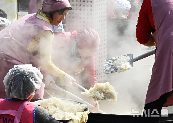 [이천=뉴시스] 김종택기자 = '제23회 이천 쌀 문화축제'가 열린 16일 경기도 이천시 모가면 이천농업테마공원에서 초대형 가마솥에 2000인분 쌀밥 짓기가 진행되고 있다. 2024.10.16. jtk@newsis.com