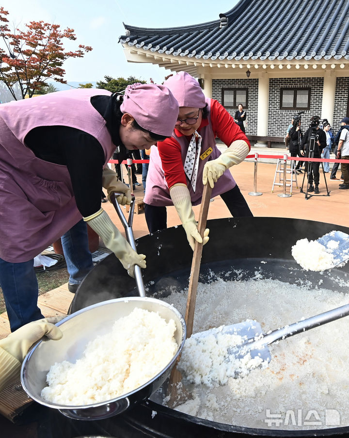 [이천=뉴시스] 김종택기자 = '제23회 이천 쌀 문화축제'가 열린 16일 경기도 이천시 모가면 이천농업테마공원에서 초대형 가마솥에 2000인분 쌀밥 짓기가 진행되고 있다. 2024.10.16. jtk@newsis.com