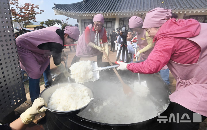 [이천=뉴시스] 김종택기자 = '제23회 이천 쌀 문화축제'가 열린 16일 경기도 이천시 모가면 이천농업테마공원에서 초대형 가마솥에 2000인분 쌀밥 짓기가 진행되고 있다. 2024.10.16. jtk@newsis.com