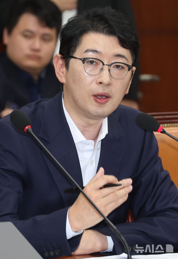 [서울=뉴시스] 조성봉 기자 = 주진우 국민의힘 의원이 16일 오전 서울 여의도 국회에서 열린 운영위원회 전체회의에서 국정감사 증인 채택 관련 발언을 하고 있다. 2024.10.16. suncho21@newsis.com