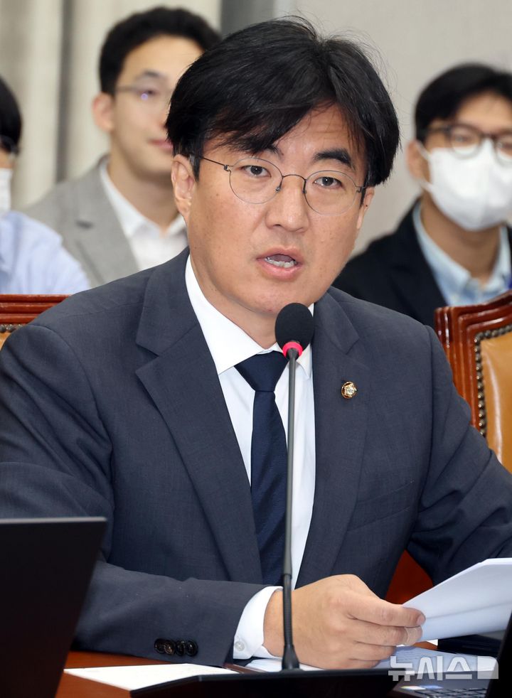 [서울=뉴시스] 조성봉 기자 = 김성회 더불어민주당 의원이 16일 오전 서울 여의도 국회에서 열린 운영위원회 전체회의에서 국정감사 증인 채택 관련 발언을 하고 있다. 2024.10.16. suncho21@newsis.com