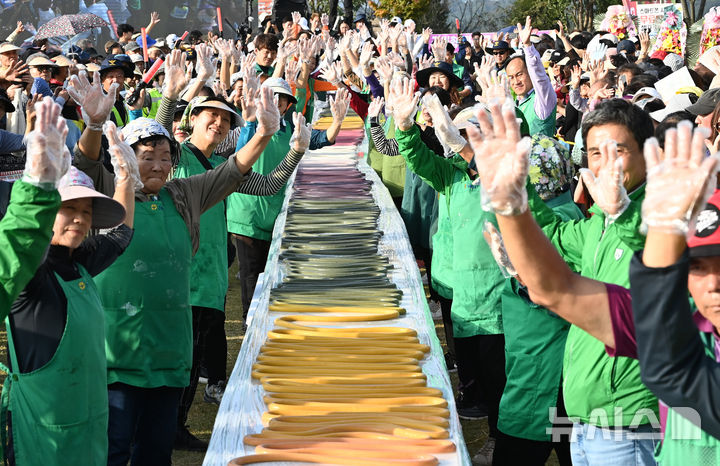 [이천=뉴시스] 김종택기자 = '제23회 이천 쌀 문화축제'가 열린 16일 경기도 이천시 모가면 이천농업테마공원에서 600m 오색 가래떡 만들기가 진행되고 있다. 2024.10.16. jtk@newsis.com