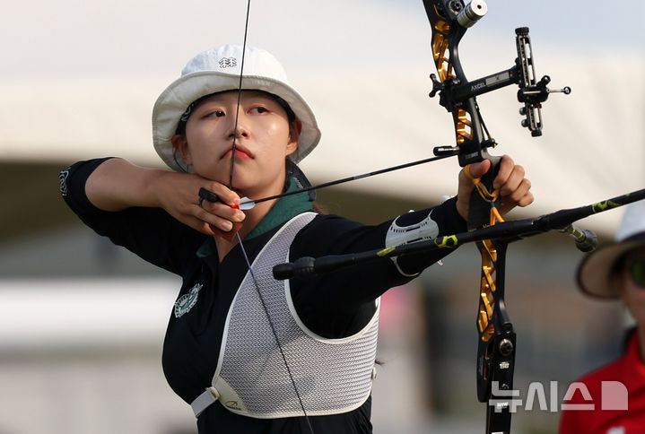 [김해=뉴시스] 김명년 기자 = 16일 오후 경남 진주시 공군교육사령부에서 열린 제105회 전국체육대회 양궁 여자 대학부 개인전 결승에서 임시현이 경기에 임하고 있다. 2024.10.16. kmn@newsis.com