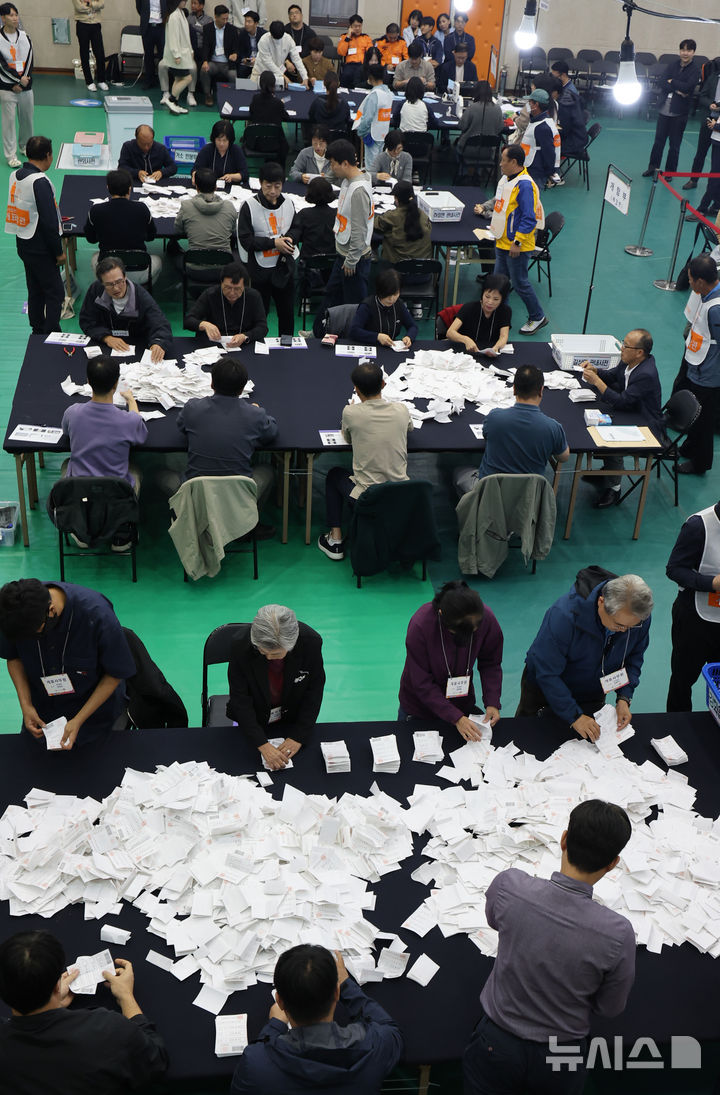 [인천=뉴시스] 전진환 기자 =  강화군수 보궐선거 개표가 시작된 16일 오후 인천 강화군 강화읍 강화문예회관에서 선거사무원들이 개표작업을 하고 있다.  2024.10.16. amin2@newsis.com