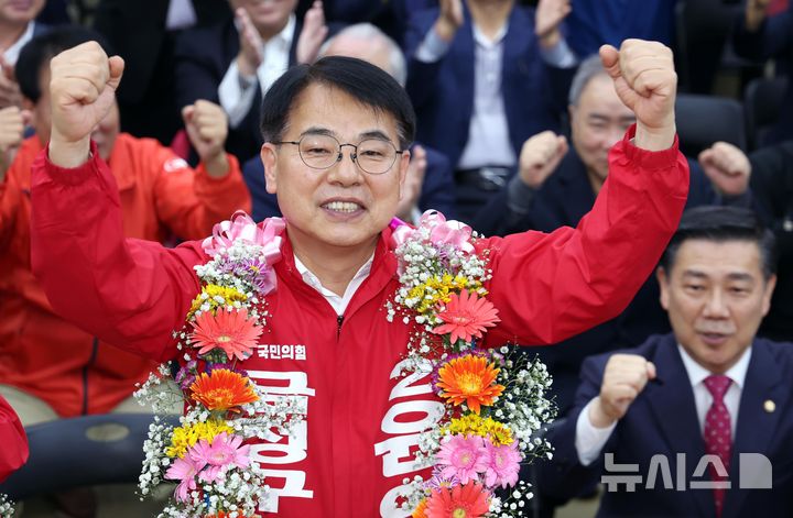 [부산=뉴시스] 하경민 기자 = 부산 금정구청장 보궐선거 윤일현 국민의힘 후보가 16일 금정구 자신의 선거사무소에서 당선이 유력해지자 환호하고 있다. 2024.10.16. yulnetphoto@newsis.com