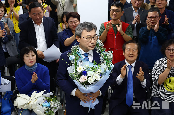 [서울=뉴시스] 김근수 기자 = 정근식 서울시교육감 보궐선거 후보가 16일 오후 서울 마포구 후보자 사무실에서 당선이 확실시되자 지지자에게 꽃다발을 받아들고 있다.  2024.10.16. ks@newsis.com