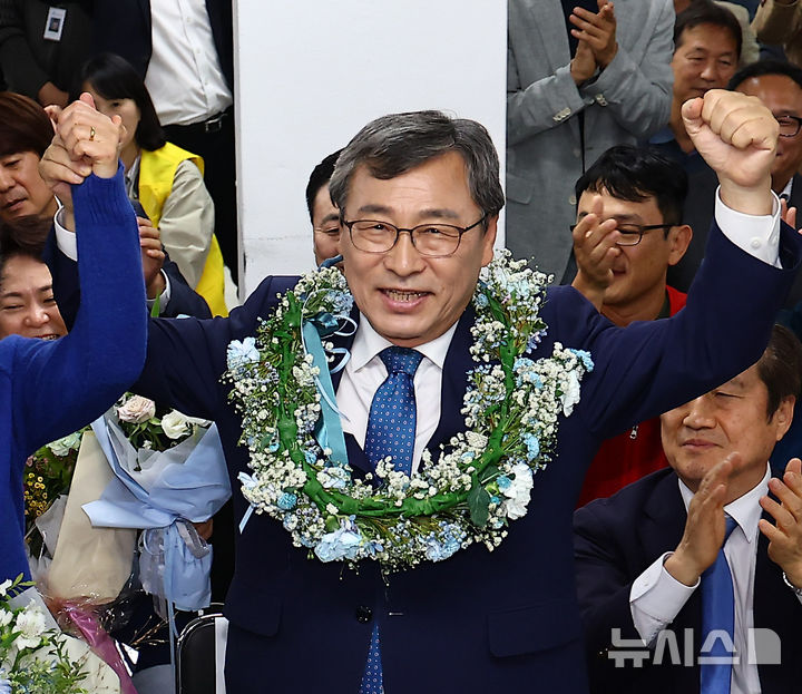 [서울=뉴시스] 김근수 기자 = 정근식 서울시교육감 보궐선거 후보가 지난 16일 오후 서울 마포구 후보자 사무실에서 당선이 확실시되자 당선 세리머니를 하고 있다.  2024.10.16. ks@newsis.com