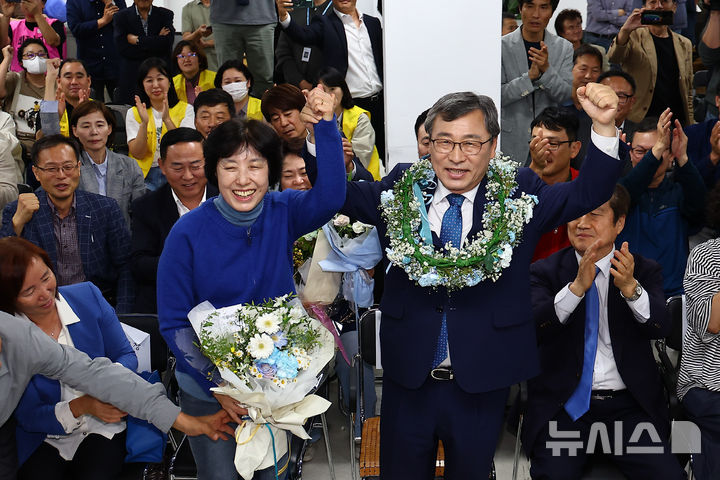 [서울=뉴시스] 김근수 기자 = 정근식 서울시교육감 보궐선거 후보가 지난 16일 오후 서울 마포구 후보자 사무실에서 당선이 확실시되자 배우자와 환호하고 있다. 2024.10.16. ks@newsis.com