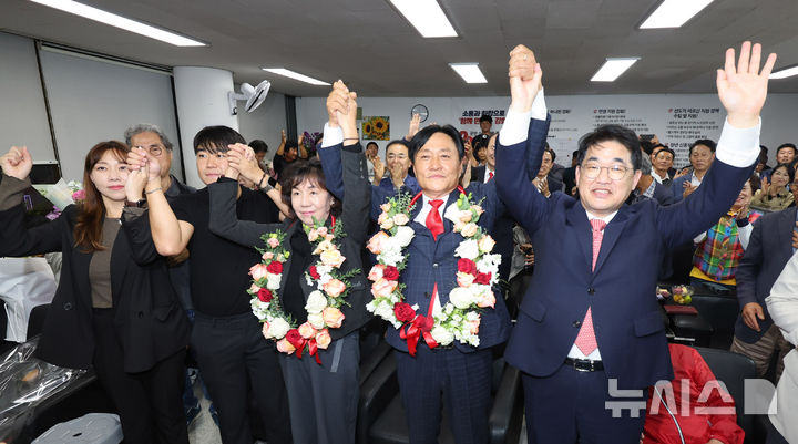 [인천=뉴시스] 전진환 기자 = 박용철 국민의힘 강화군수 보궐선거 후보가 10·16 재보궐선거가 끝난 16일 오후 인천 강화군 강화읍에 마련된 선거사무소에서 당선이 유력해지자 배준영 국회의원, 가족과 손을 잡고 환호하고 있다.  2024.10.16. amin2@newsis.com