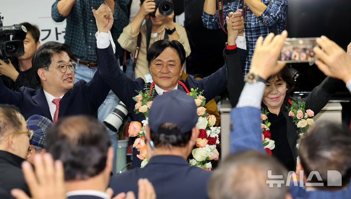 [인천=뉴시스] 전진환 기자 = 박용철 국민의힘 강화군수 보궐선거 후보가 10·16 재보궐선거가 끝난 16일 오후 인천 강화군 강화읍에 마련된 선거사무소에서 당선이 유력해지자 지지자들에게 인사하고 있다.  2024.10.16. amin2@newsis.com