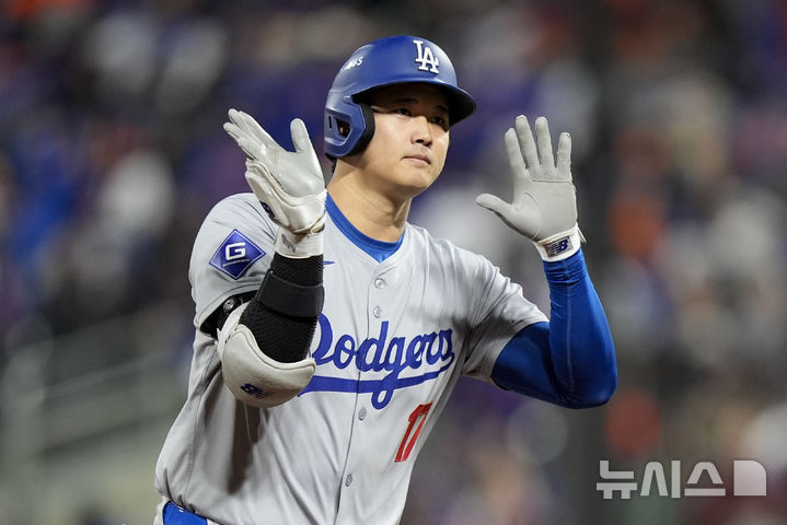 [뉴욕=AP/뉴시스] 메이저리그(MLB) LA 다저스 오타니 쇼헤이가 17일(한국시각) 뉴욕 메츠와의 2024 MLB 포스트시즌 내셔널리그 챔피언십시리즈 3차전에서 8회초 3점 홈런을 때려낸 뒤 기뻐하고 있다. 2024.10.17.