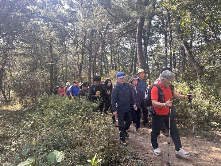 [고성(경남)=뉴시스] 신정철 기자= 산악 애호가들의 가슴을 설레게 할 '제12회 엄홍길 대장과 함께하는 거류산 등산축제’가 오는 19일 경남 고성군 엄홍길전시관 일원에서 개최된다.사진은 지난해 등반축제 모습.(사진=고성군 제공).2024.10.17. photo@newsis.com *재판매 및 DB 금지