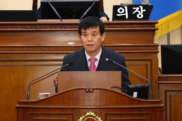 [춘천=뉴시스]강원도의회 제332회 임시회 제4차 본회의가 진행된 지난 16일 도정질문에서 교육위원회 이영욱 위원장은 교육발전 특구와 관련, “교육발전 특구에 선정된 춘천 등 10개 자치단체를 제외한 선정되지 못한 홍천군 등 8개 자치단체에 대한 지원과 지역균형발전을 위한 특단의 대책”을 촉구했다.  *재판매 및 DB 금지