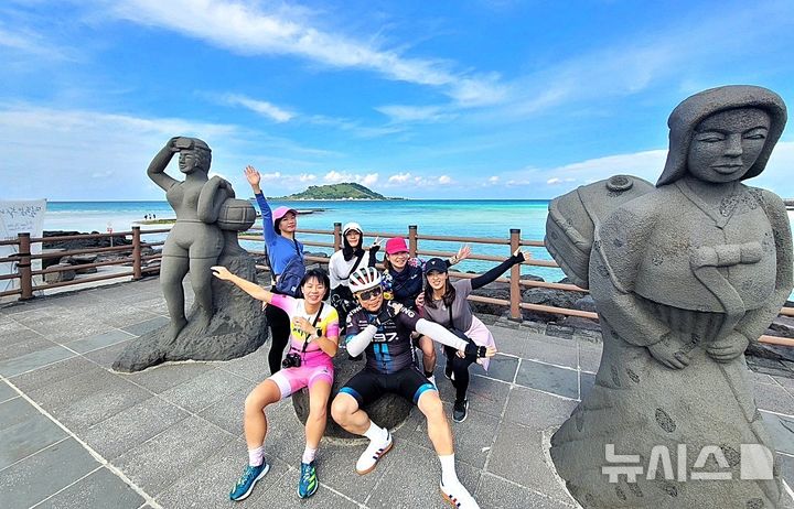 [제주=뉴시스] 제주관광공사(사장 고승철)와 제주도는 제주 자연에서 즐기는 레저스포츠 테마 상품개발을 목적으로 대만 여행업계 7곳의 상품기획 관계자 5명과 미디어 매체 관계자 2명을 초청해 지난 11일부터 15일까지 4박5일 일정으로 팸투어를 진행했다. (사진=제주관광공사 제공) 2024.10.17. photo@newsis.com *재판매 및 DB 금지