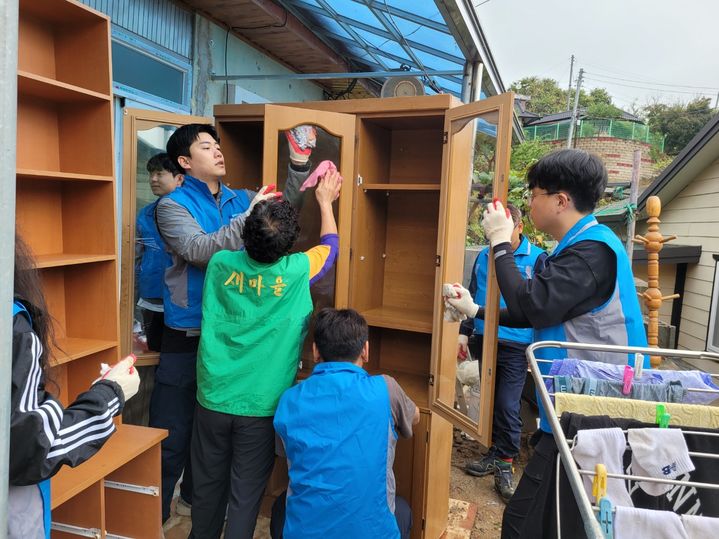 [합천=뉴시스] 합천시설관리공단 주거환경개선 봉사활동 *재판매 및 DB 금지 *재판매 및 DB 금지