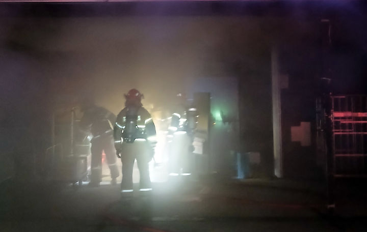 [부산=뉴시스] 17일 오전 3시57분께 부산 사하구의 한 건물 1층 마트 내 창고에서 원인이 밝혀지지 않은 불이 났다. (사진=부산소방재난본부 제공) 2024.10.17. photo@newsis.com *재판매 및 DB 금지