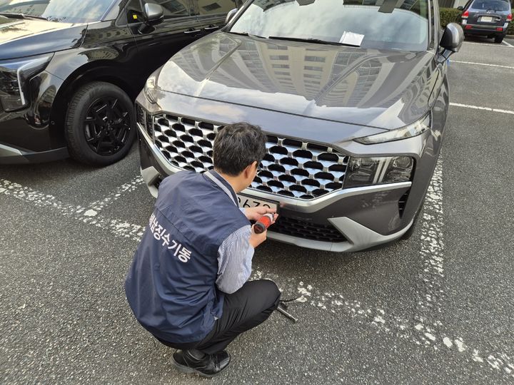 [양산=뉴시스] 양산시가 체납차량 번호판을 영치하고 있다. (사진=뉴시스 DB). photo@newsis.com *재판매 및 DB 금지