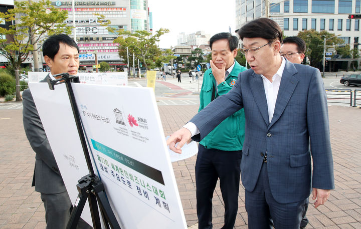 한인비즈니스대회 현장 점검 중인 우범기 전주시장 *재판매 및 DB 금지