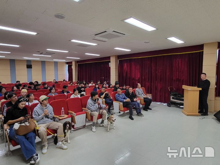 [세종=뉴시스]농림축산검역본부는 민간 입양된 은퇴 검역탐지견(8마리)과 입양가족 등이 참여하는 '제2회 홈커밍 데이' 행사를 지난 17일 영종도 검역탐지견센터에서 개최했다.(사진=검역본부 제공)