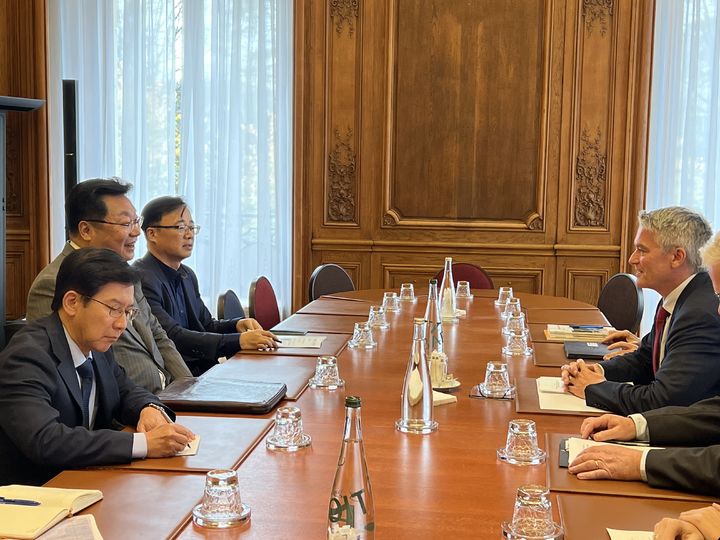 [세종=뉴시스] 저출산고령사회위원회는 주형환 부위원장이 14~15일(현지시각) 경제협력개발기구(OECD) 사무국을 방문했다고 17일 밝혔다.(사진=저출산고령사회위원회) *재판매 및 DB 금지