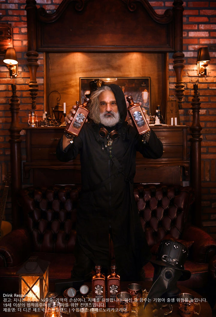 브렛 베리시(Brett Berish) 소버린 브랜드 회장이 '더 디콘'을 들고 포즈를 취하고 있다.(사진=페르노리카 코리아 제공) *재판매 및 DB 금지