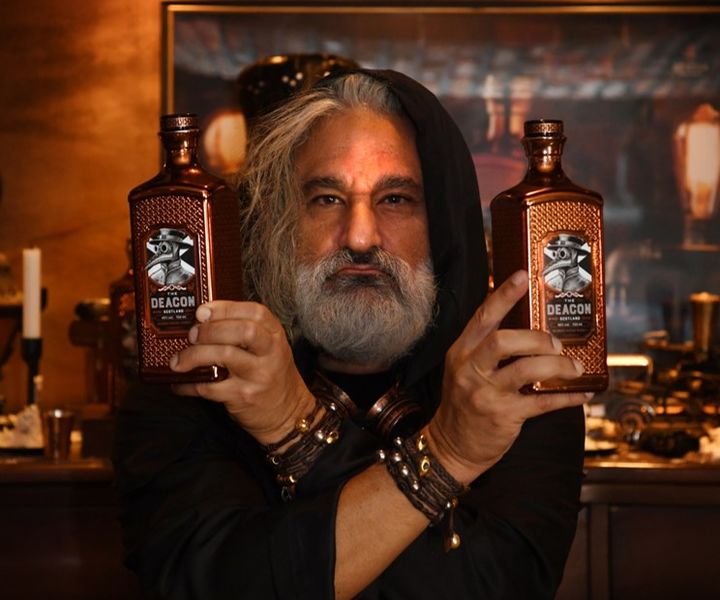 브렛 베리시(Brett Berish) 소버린 브랜드 회장이 '더 디콘'을 들고 포즈를 취하고 있다.(사진=페르노리카 코리아 제공) *재판매 및 DB 금지