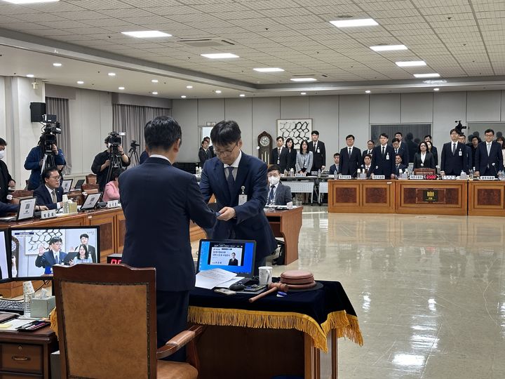 17일 오후 대전고등검찰청에서 열린 국회 법제사법위원회 국정감사가 시작되기 전 황병주 대전고검장이 선서 후 선서문을 전달하고 있다. *재판매 및 DB 금지