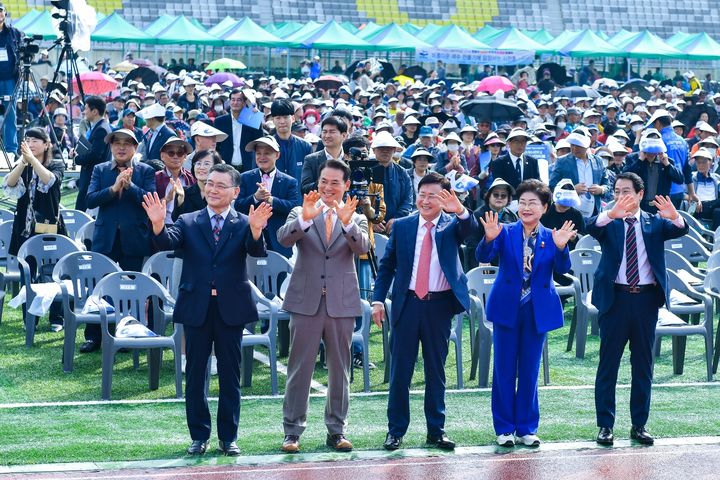 [여수=뉴시스] 여수시민체육대회가 열린 진남경기장에서 신지영(왼쪽) 한국예총여수지회 회장, 명경식 여수시체육회장, 정기명 여수시장, 백인숙 여수시의회의장, 최정기 여수부시장이 선수단을 맞이하고 있다. (사진=여수시 제공) 2024.10.17. photo@newsis.com *재판매 및 DB 금지