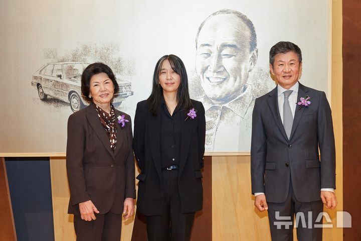 [서울=뉴시스] 17일 포니정재단은 서울 강남구 삼성동 아이파크타워에 있는 포니정홀에서 ‘제18회 포니정 혁신상’ 시상식을 개최하고 올해 수상자로 한강 작가를 선정했다. (왼쪽부터) 故 정세영 HDC그룹(前 현대산업개발) 명예회장의 부인 박영자 여사, 한강 작가, 정몽규 포니정재단 이사장(사진=포니정재단 제공) 2024.10.17. photo@newsis.com