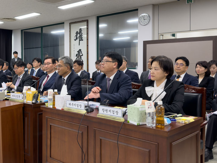 [대구=뉴시스] 김정화 기자 = 정유미 창원지검장이 17일 오전 대구시 수성구 범어동 대구지검·고검에서 열린 국회 법제사법위원회의 국정감사에서 국회의원들의 질문을 듣고 있다. 2024.10.17. jungk@newsis.com