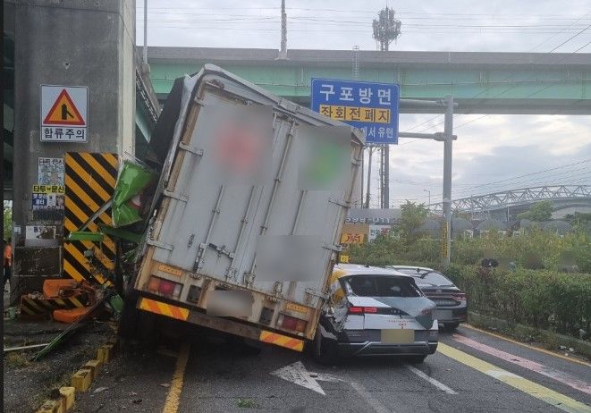 [부산=뉴시스] 17일 오후 부산 강서구 중앙고속도로 신대저램프 출구쪽에서 주행하던 4.5t 화물차가 1차로 왼쪽 벽면에 이어 신호대기 중이던 택시, 승용차 등 차량 2대를 추돌한 뒤 교각을 들이받고 멈춰 섰다. (사진=부산경찰청 제공) *재판매 및 DB 금지