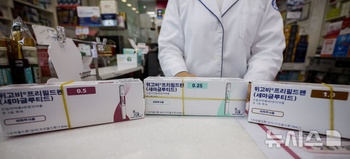 [서울=뉴시스] 정병혁 기자 = 지난해 10월 17일 서울 강남구의 한 약국에 덴마크 제약사 노보노디스크가 개발한 비만치료제 '위고비'가 놓여 있다. 2025.12.02. jhope@newsis.com