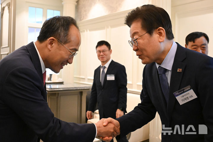 [서울=뉴시스] 국회사진기자단 = 17일 서울 여의도 국민일보 컨벤션홀에서 ’글로벌 경제안보 전쟁-한국의 생존전략’ 주제로 열린 2024 국민미래포럼에서 추경호 국민의힘 원내대표와 이재명 더불어민주당 대표가 인사하고 있다.2024.10.17. photo@newsis.com