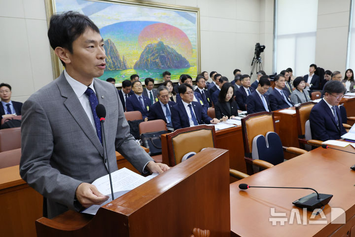 [서울=뉴시스] 조성우 기자 = 이복현 금융감독원장이 17일 오전 서울 여의도 국회에서 열린 정무위원회의 금융감독원, 서민금융진흥원에 대한 국정감사에서 인사말을 하고 있다. 2024.10.17. xconfind@newsis.com