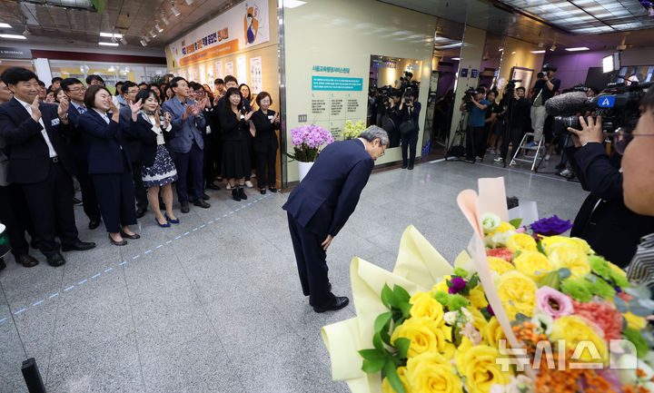 [서울=뉴시스] 홍효식 기자 = 정근식 서울시교육감 당선인이 17일 오전 서울 종로구 서울시교육청으로 출근해 직원들에게 인사하고 있다. 2024.10.17. yesphoto@newsis.com