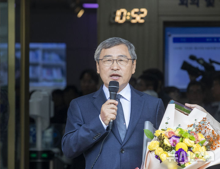 [서울=뉴시스] 홍효식 기자 = 정근식 서울시교육감 당선인이 17일 오전 서울 종로구 서울시교육청으로 출근해 소감을 밝히고 있다. (공동취재) 2024.10.17. photo@newsis.com